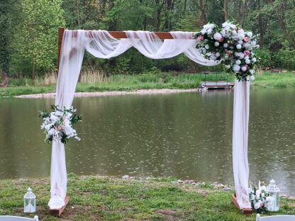 Dřevěná slavobrána s organzovou dekorační látkou - Image 14